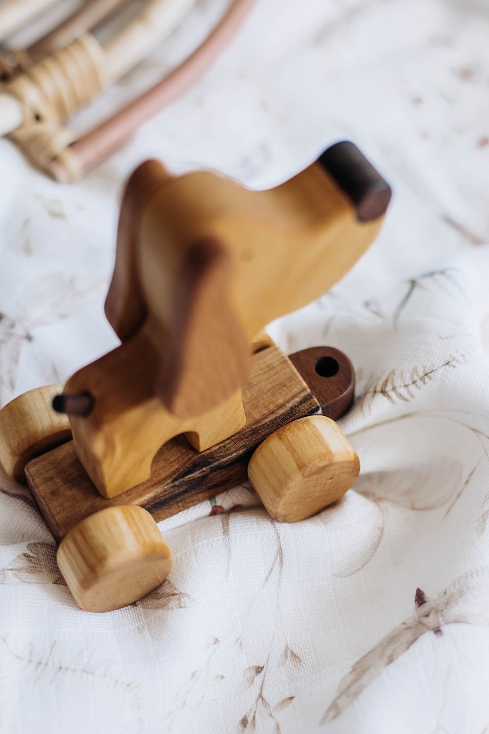 Деревянная игрушка каталка "Дружок" собачка в интернет-магазине Ярмарка ...