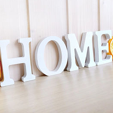 Слово home. Буквы интерьерные Home. Деревянные буквы Home. Объемные буквы Home. Буквы Home в интерьере.