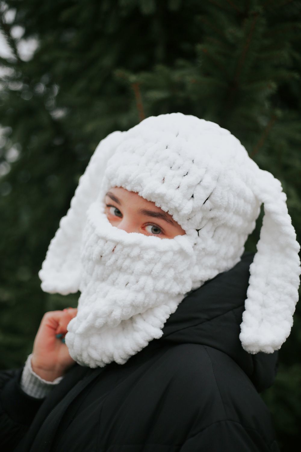 Вязаная вручную белая шапка балаклава с ушами «Зайчик» в интернет-магазине Ярмарка Мастеров по цене 1650 ₽ – POXLWRU