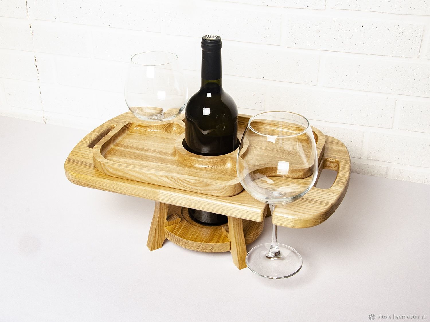 Деревянный винный столик