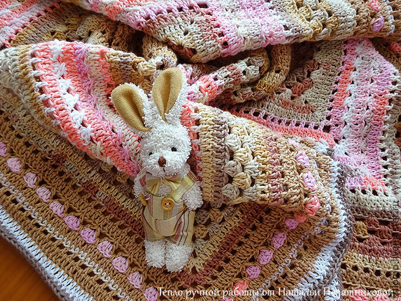 Ализе пуффи плед детский. Вязаный плюшевый плед. Детский плед с цветами. Плед детский вязаный. Вязаный плед для малыша.