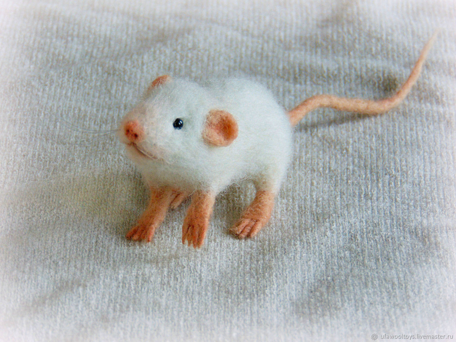 мышка валяние. мышь валяная из шерсти. валяные игрушки. игрушка белая мышь. войлочные мышки.