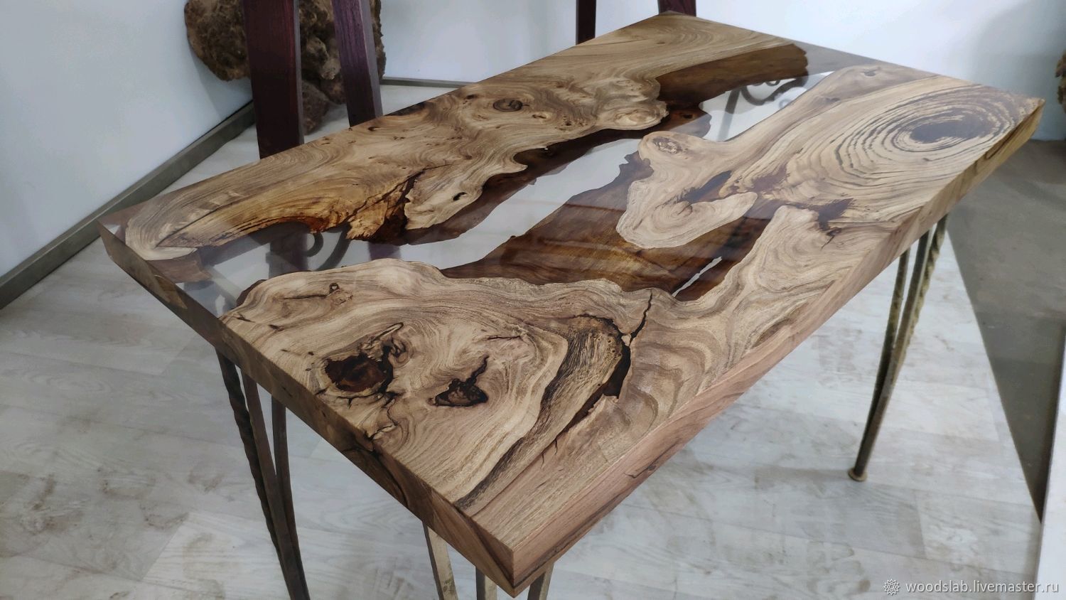 столик из эпоксидной смолы и дерева