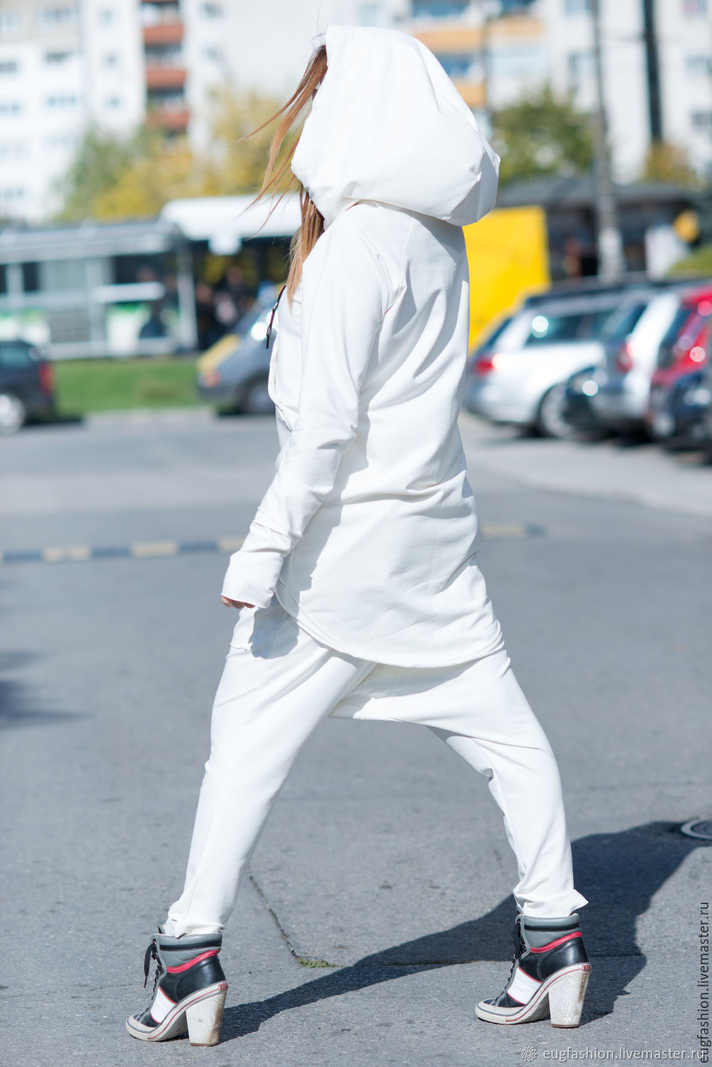 Спортивный костюм с белыми кроссовками