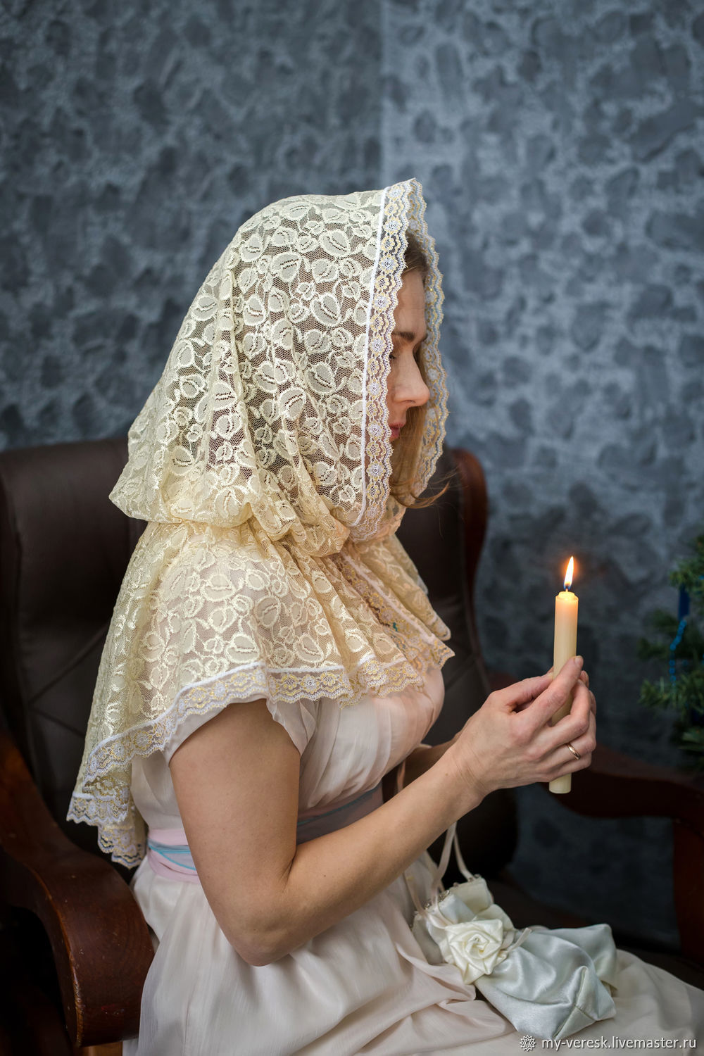 Почему с покрытой головой. Православная девушка. Православные женщины в платках. Православная девушка в платке. Красивые платки для церкви.