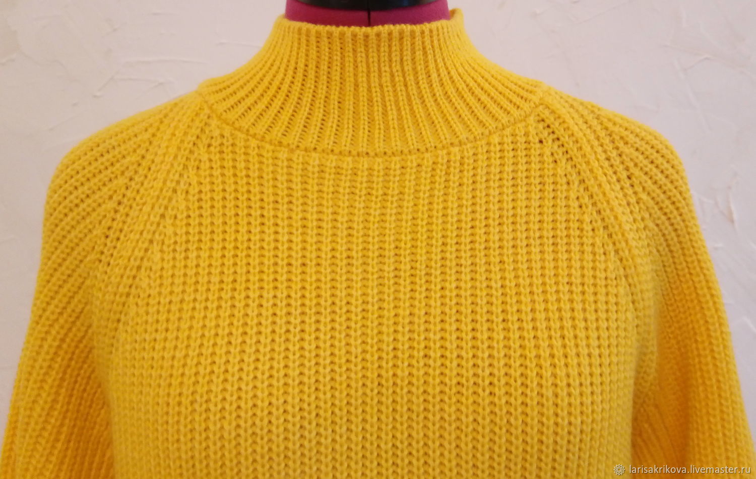 Свободный свитер спицами с рельефами - Вяжем с Лана Ви