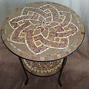 Круглый столик с мозаичной столешницей