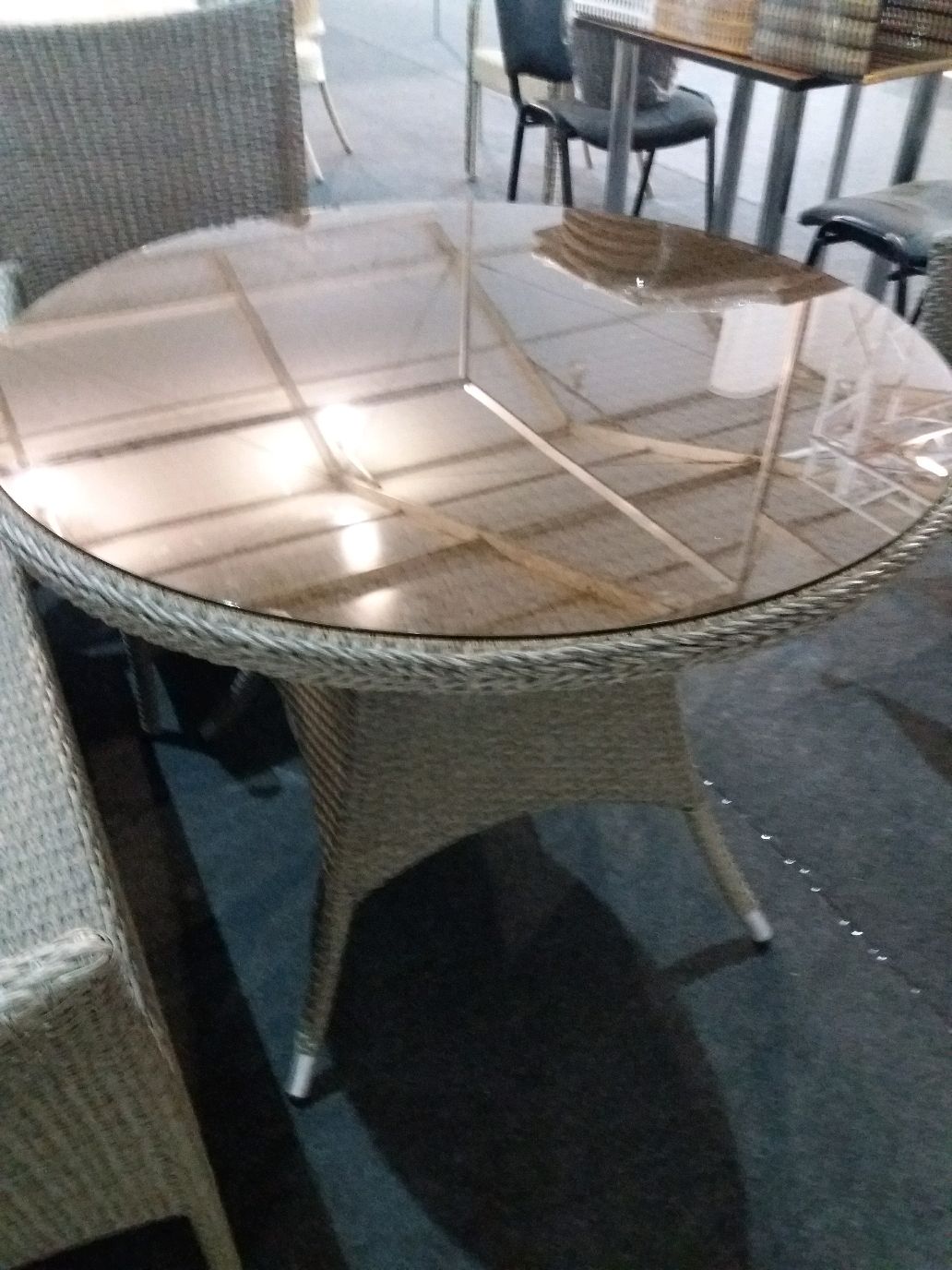 стол из ротанга со стеклом своими руками