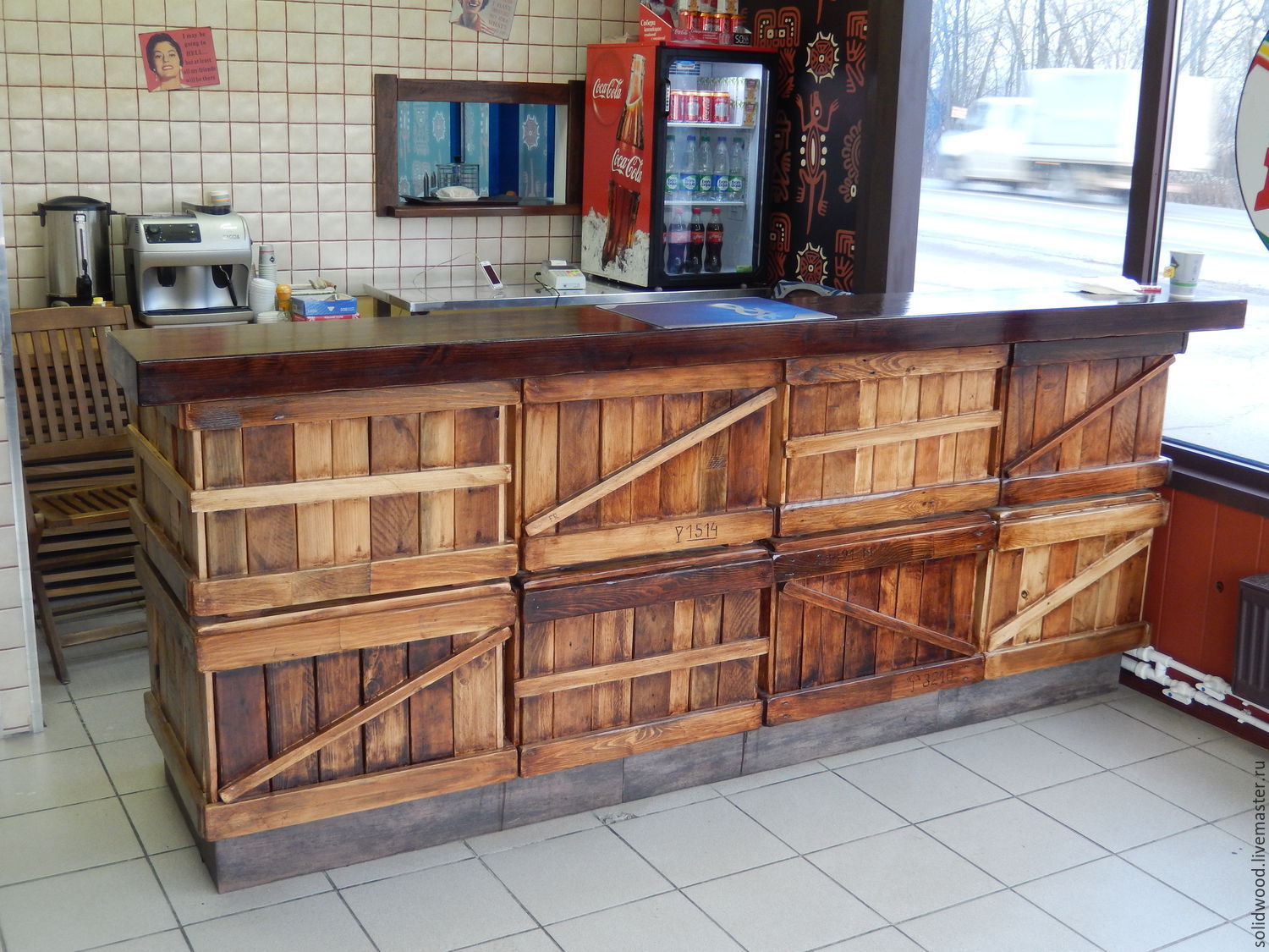 Деревянная барная стойка в магазин