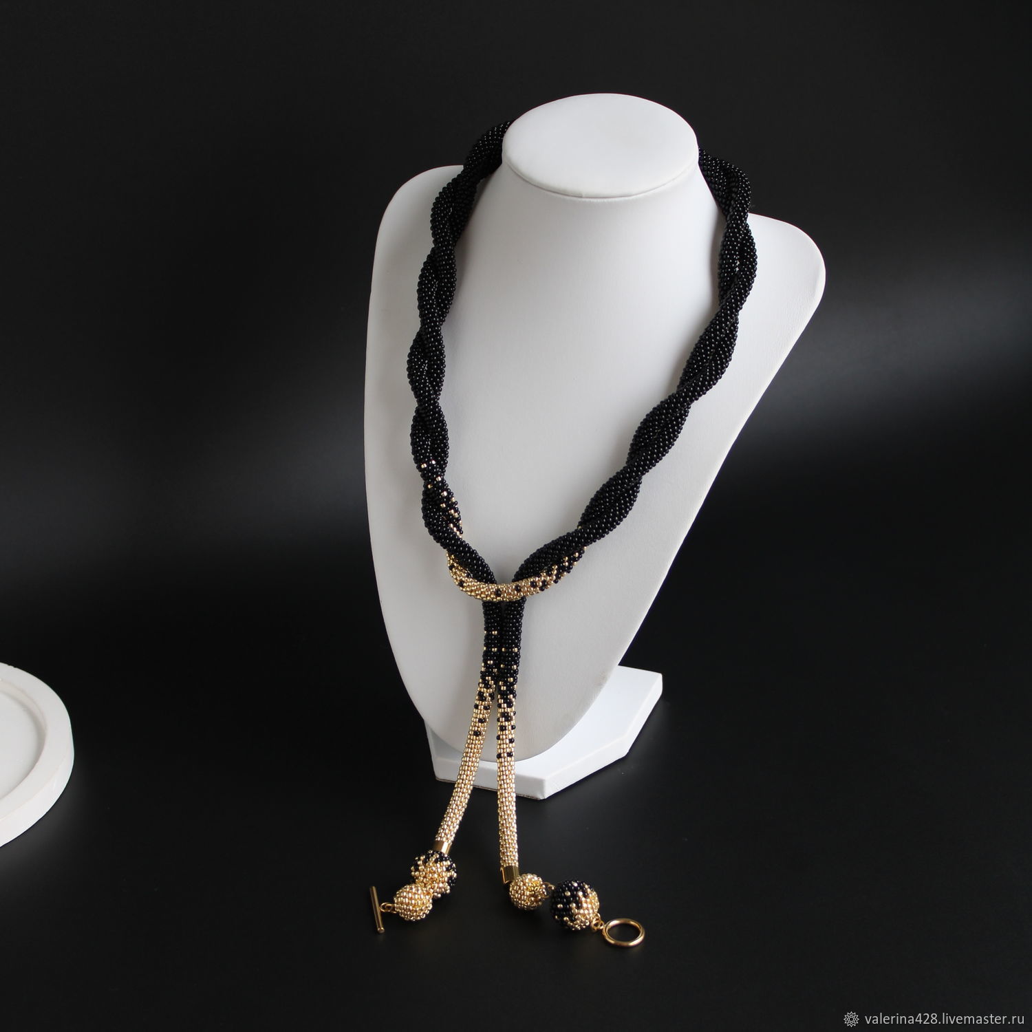 Обзор товара Мужское ожерелье из бусин с застежкой из медицинской стали Два черепа