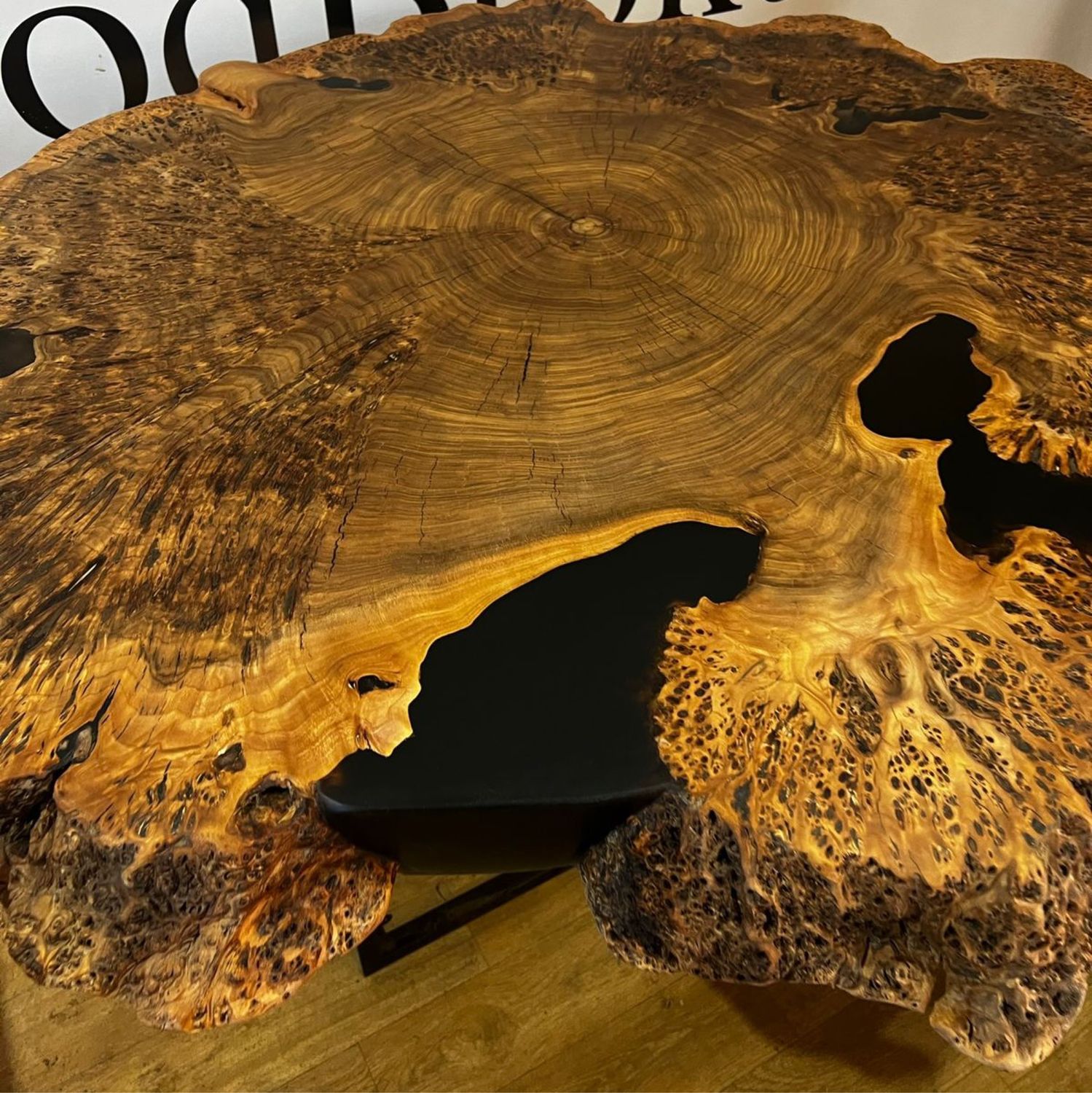 Стол-река из слэба капового карагача 130х130 см с эпоксидной смолой в ...