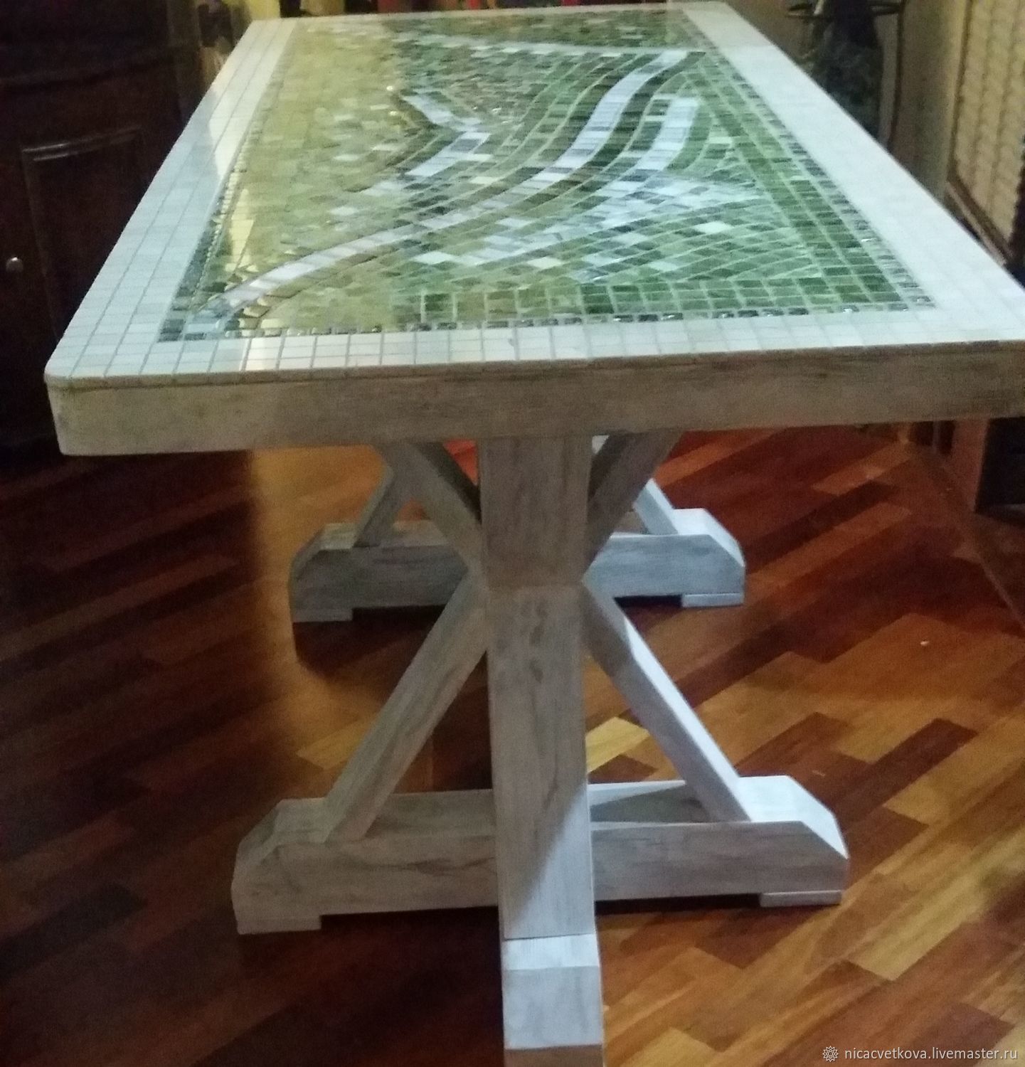 Деревянный стол с мозаикой