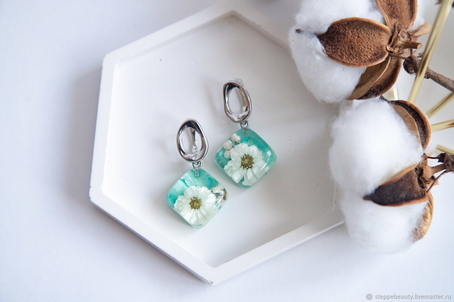 Серьги из эпоксидной смолы. Серьги с цветами. серьги из смолы. Серьги ...
