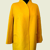 Coat of raincoat fabric on sintepon