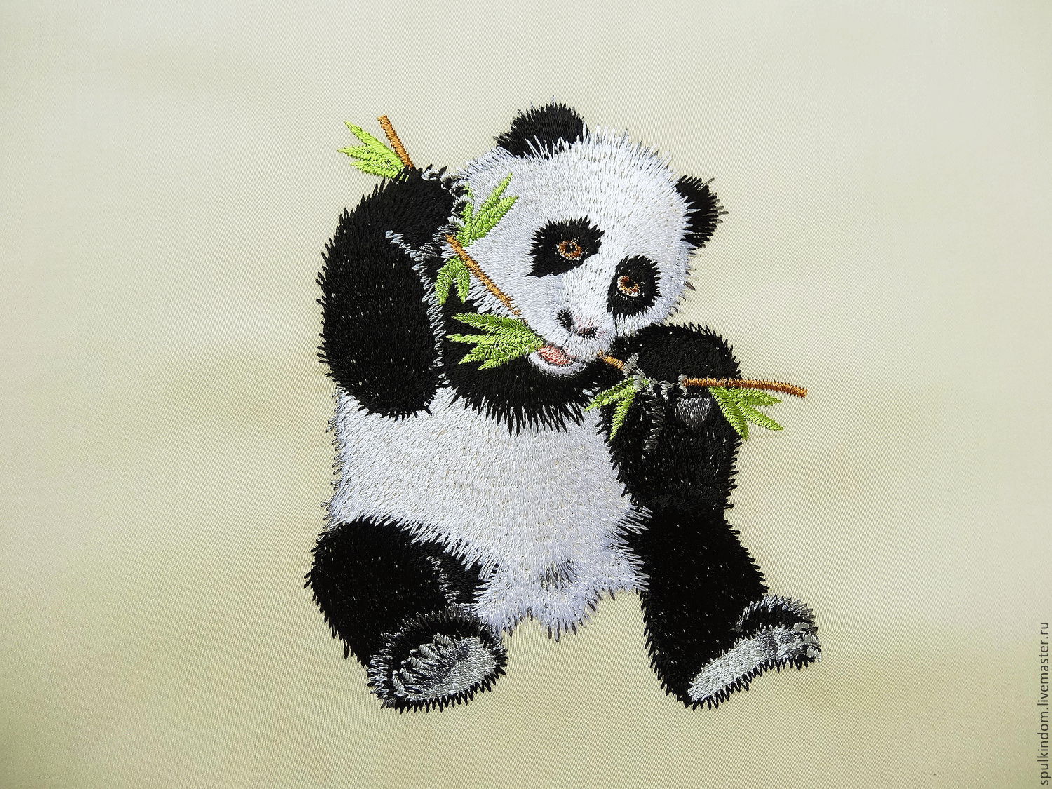 Вышивка на подушку панда