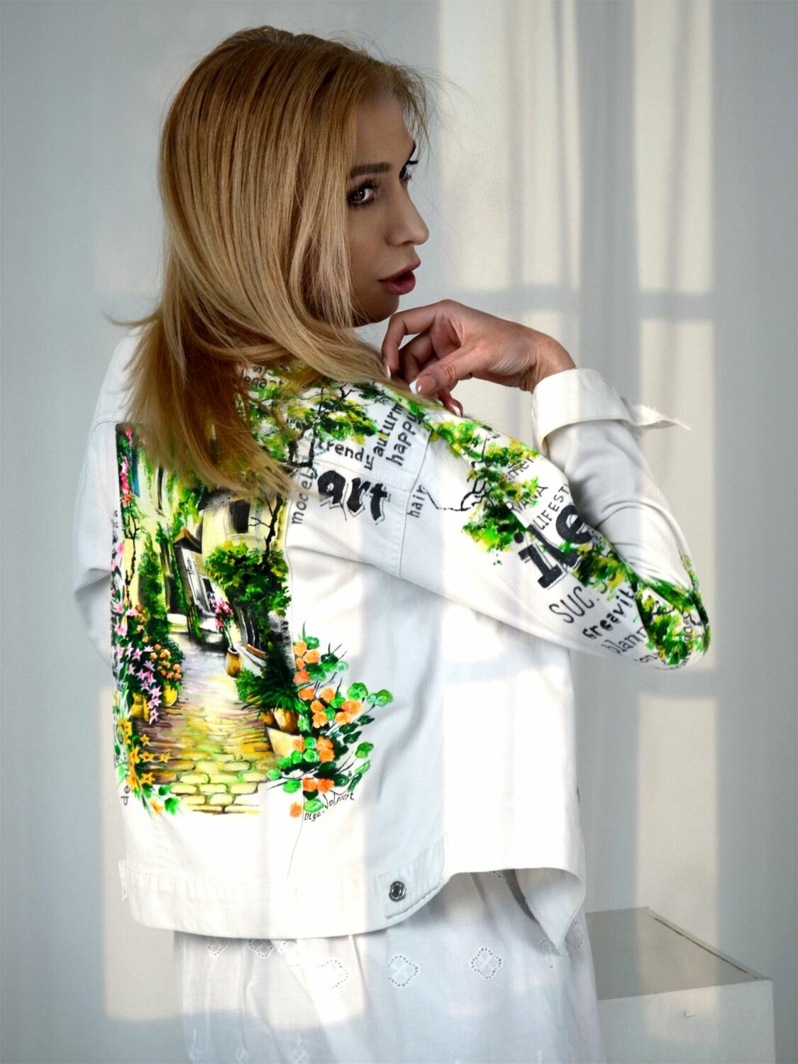 Белая джинсовая куртка с рисунком ручная роспись женская одежда винтернет-магазине Ярмарка Мастеров по цене 12500 ₽ – PQNS2RU