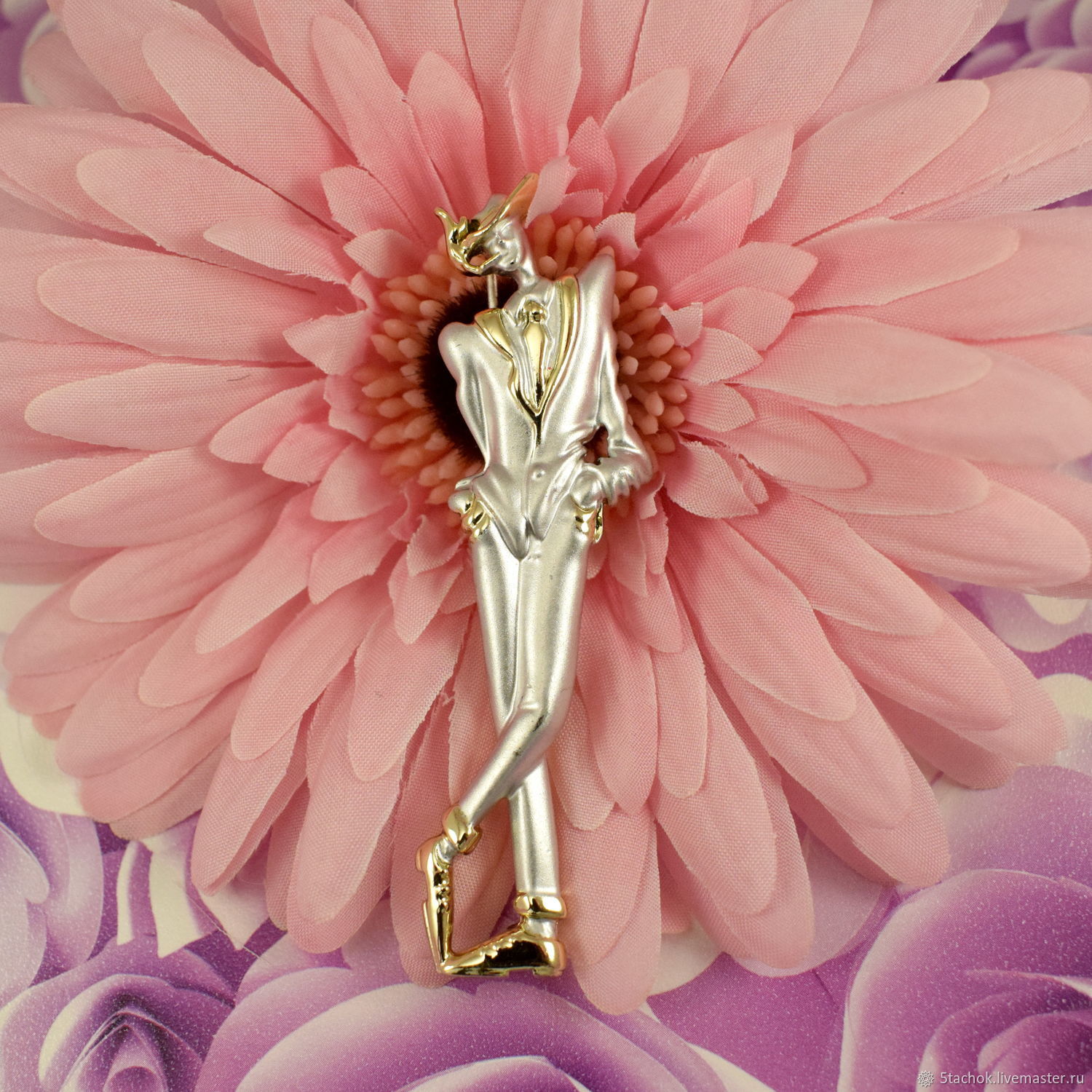 Брошь на платье с декольте. Брошь на пиджак женский. Брошь девушка. Брошь школьная для девочки. Дама в шляпке брошь.