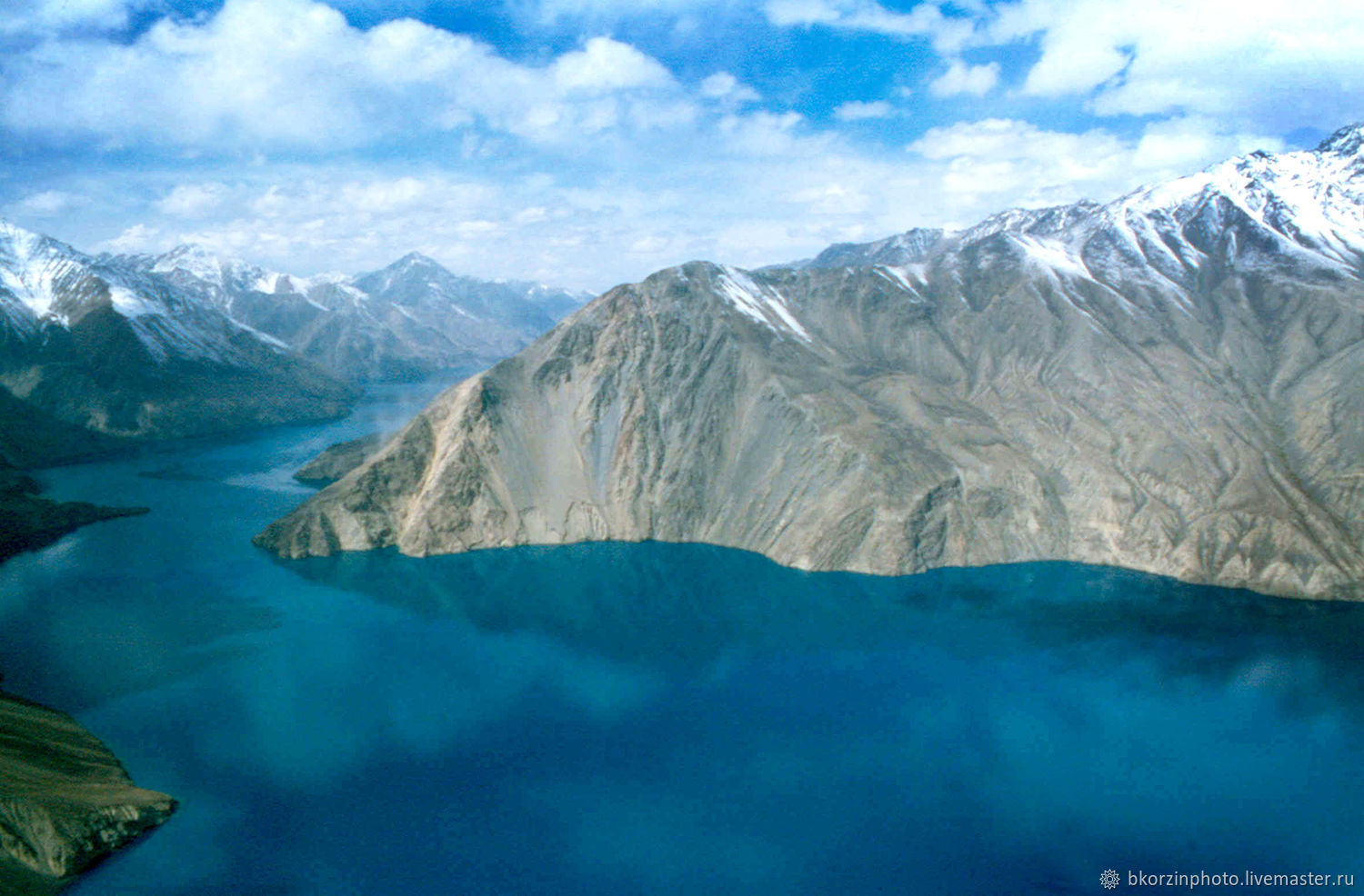 Сарезское озеро таджикистан. Озеро Сарез в Таджикистане. Кули Сарез в Таджикистане. Озера Сарез в памире. Сарезское озеро озёра Таджикистана.