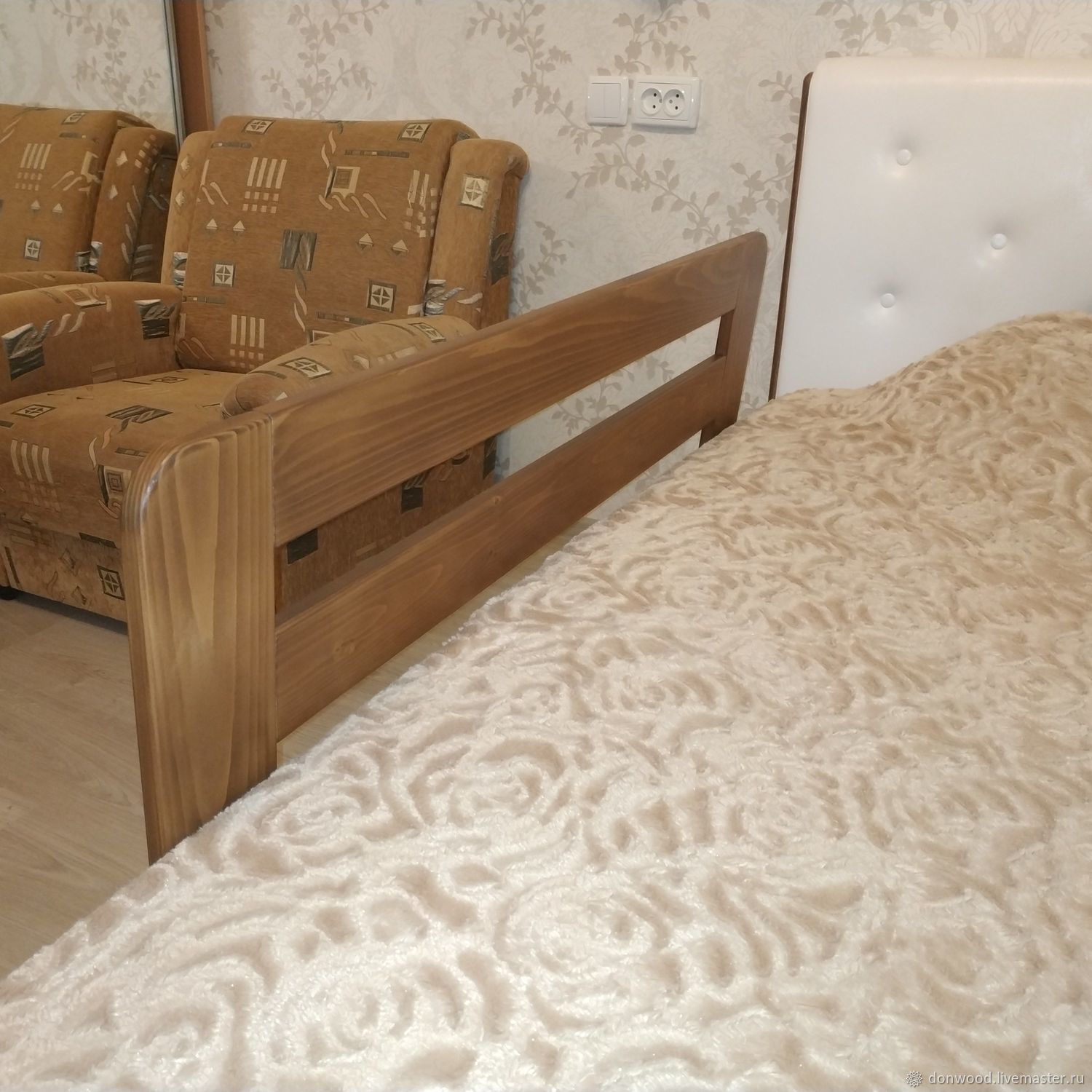 Бортик в кровать деревянный