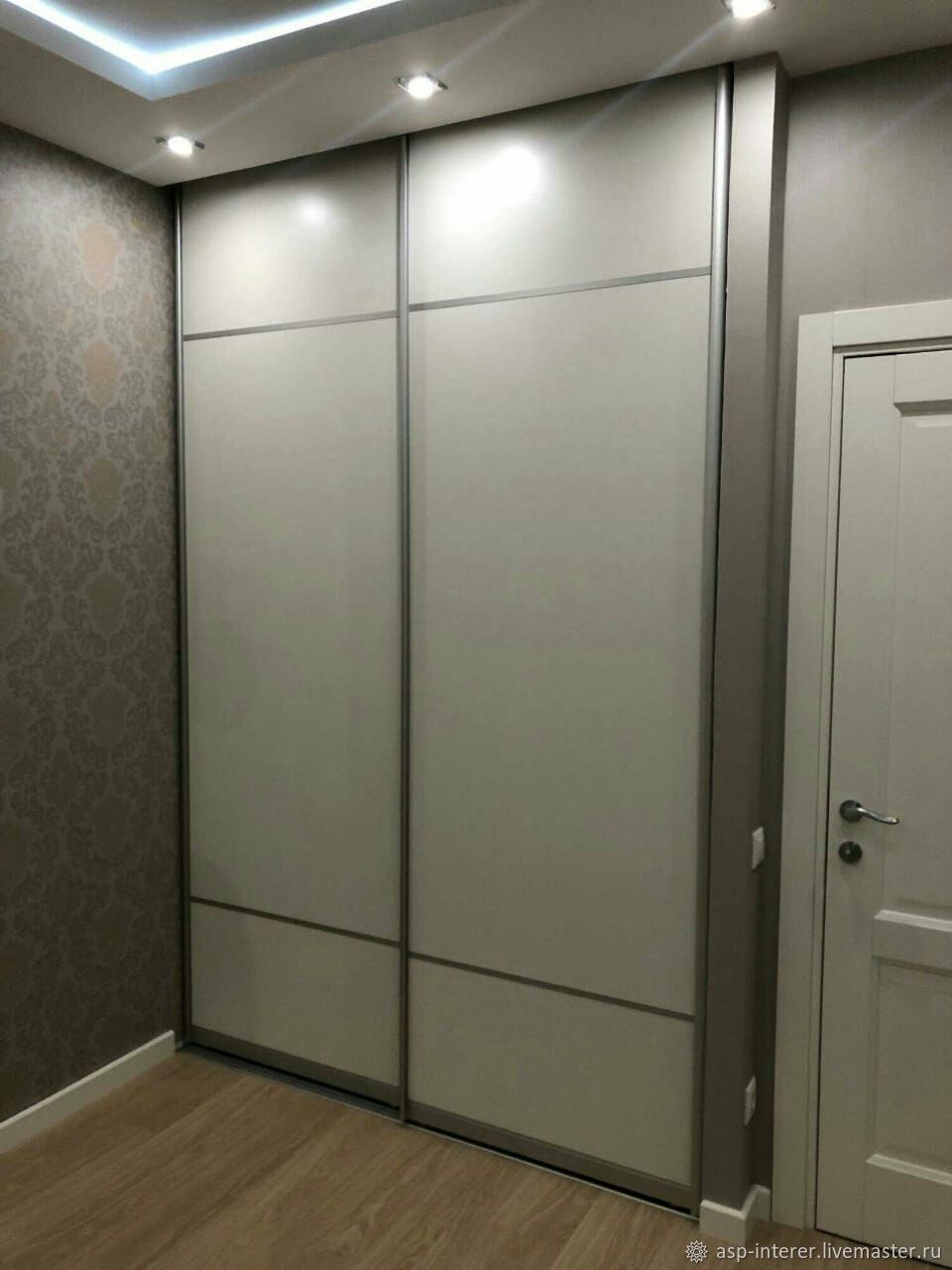 серый шкаф купе в коридор
