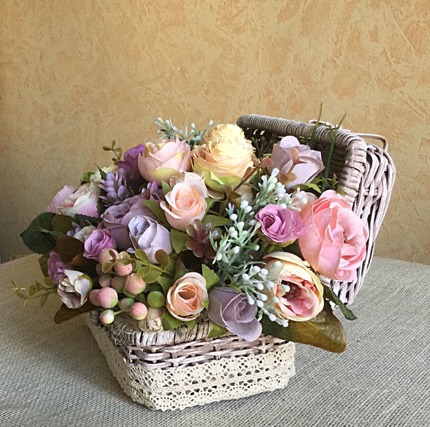 Искусственные цветы в корзине фото