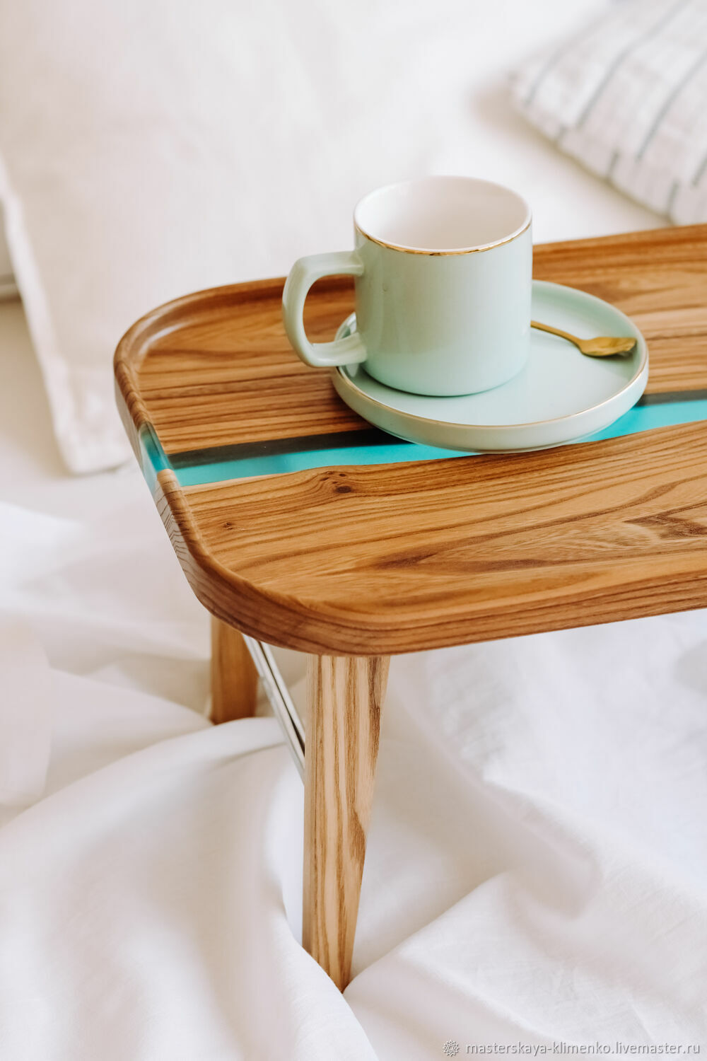 Деревянный столик для завтрака в постель