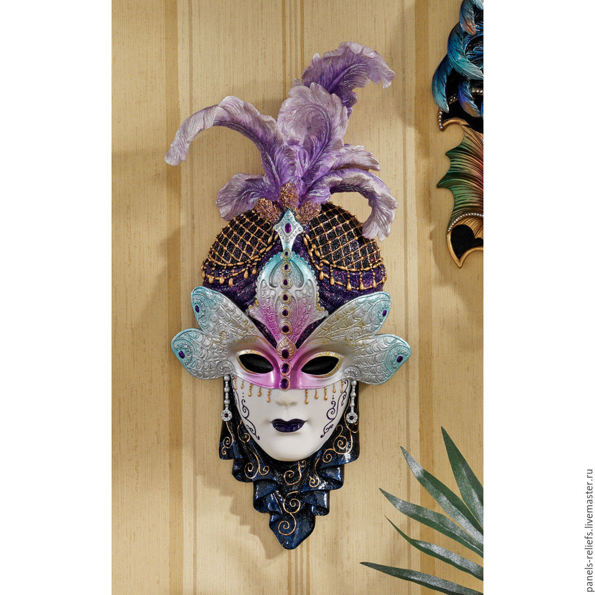Декоративная венецианская маска на стену