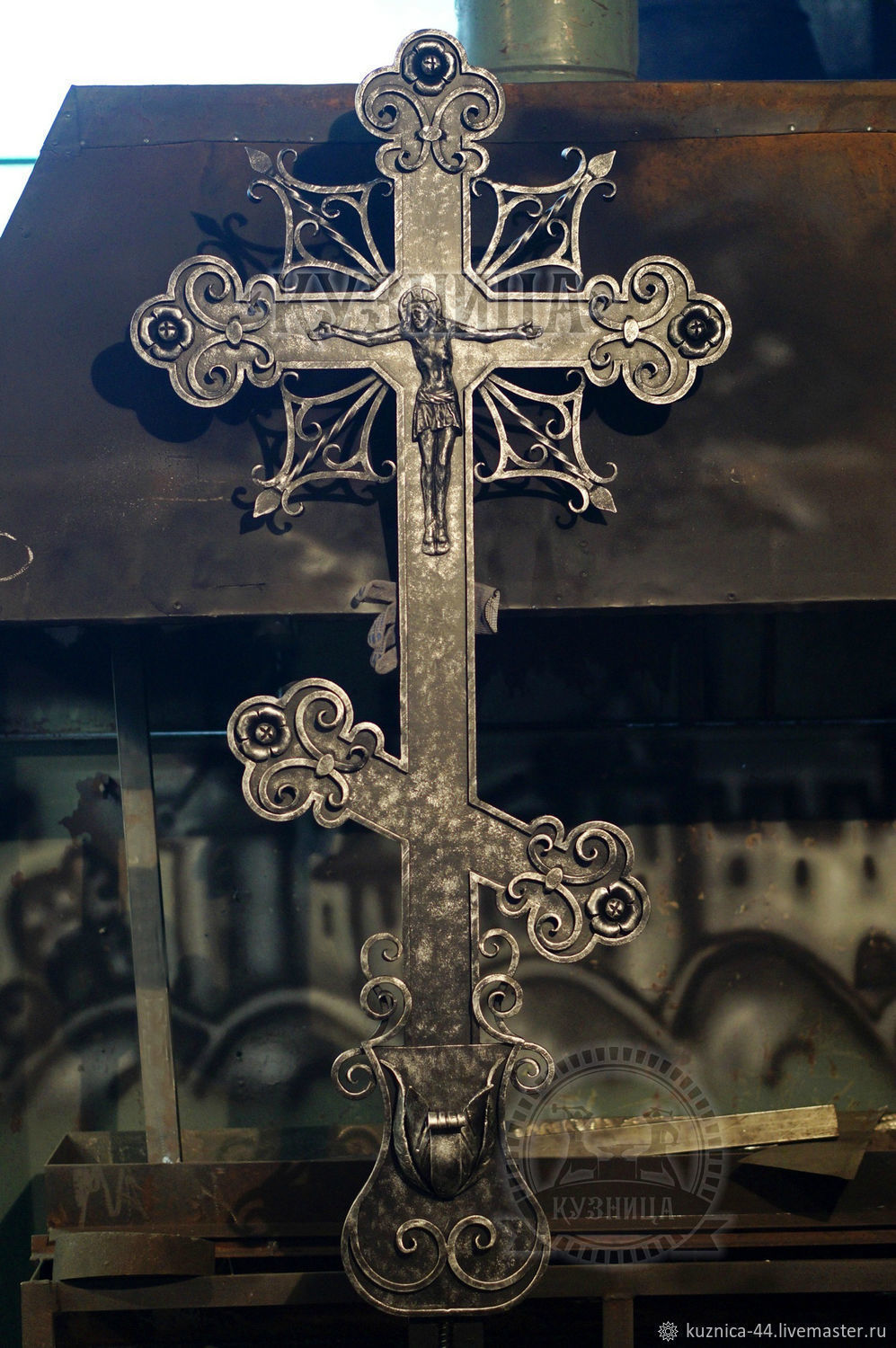 Кованый крест с литой фигурой Христа и чашей для цветов.
Высота 1.80 см