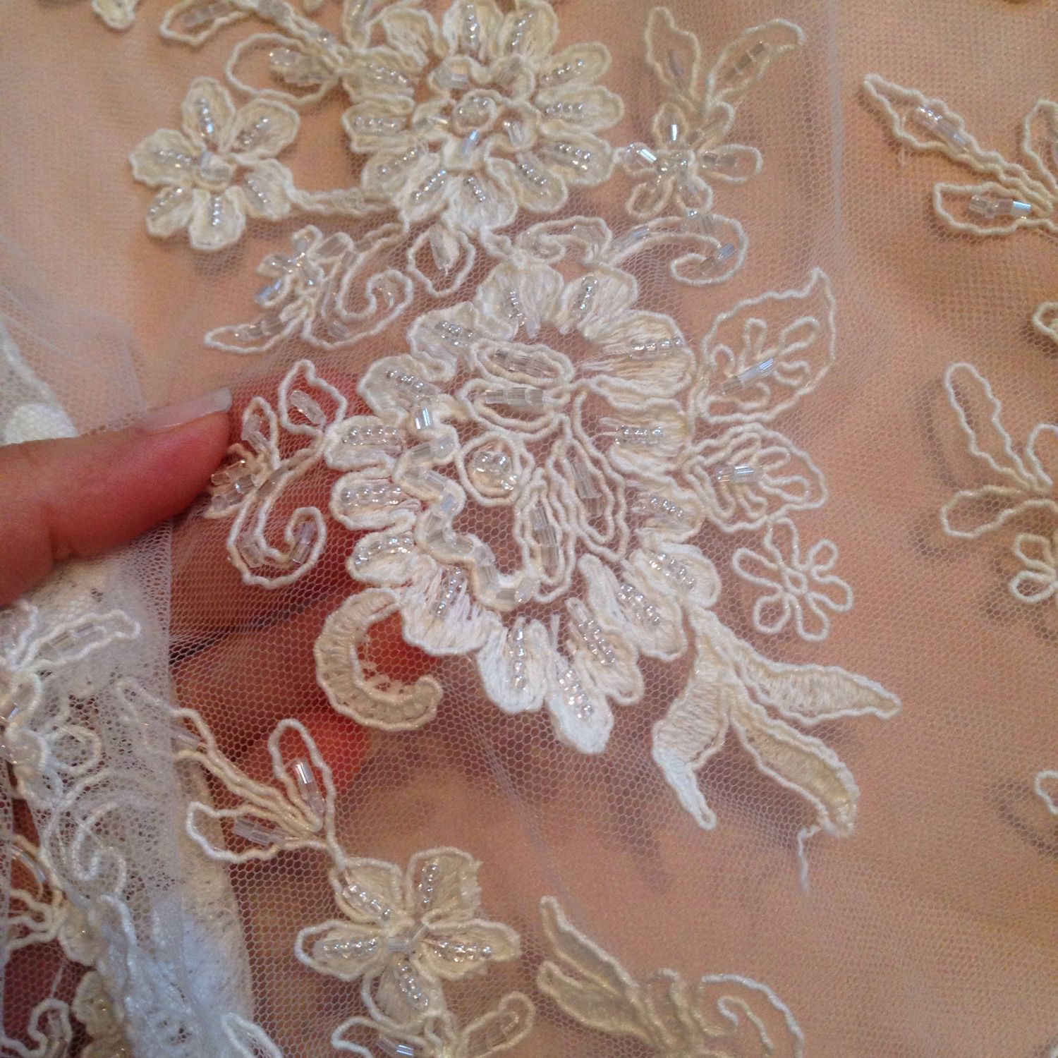 вышивка на сетке ткань. ткань для свадебного платья. свадебное кружево ткань. свадебные ткани. свадебные кружевные ткани.