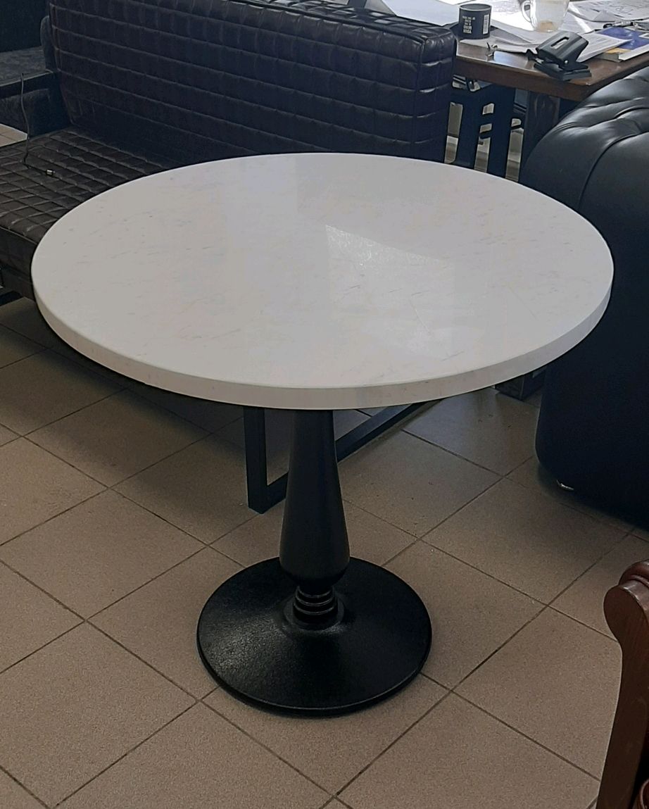 обеденный стол с мраморной столешницей и металлическим подстольем