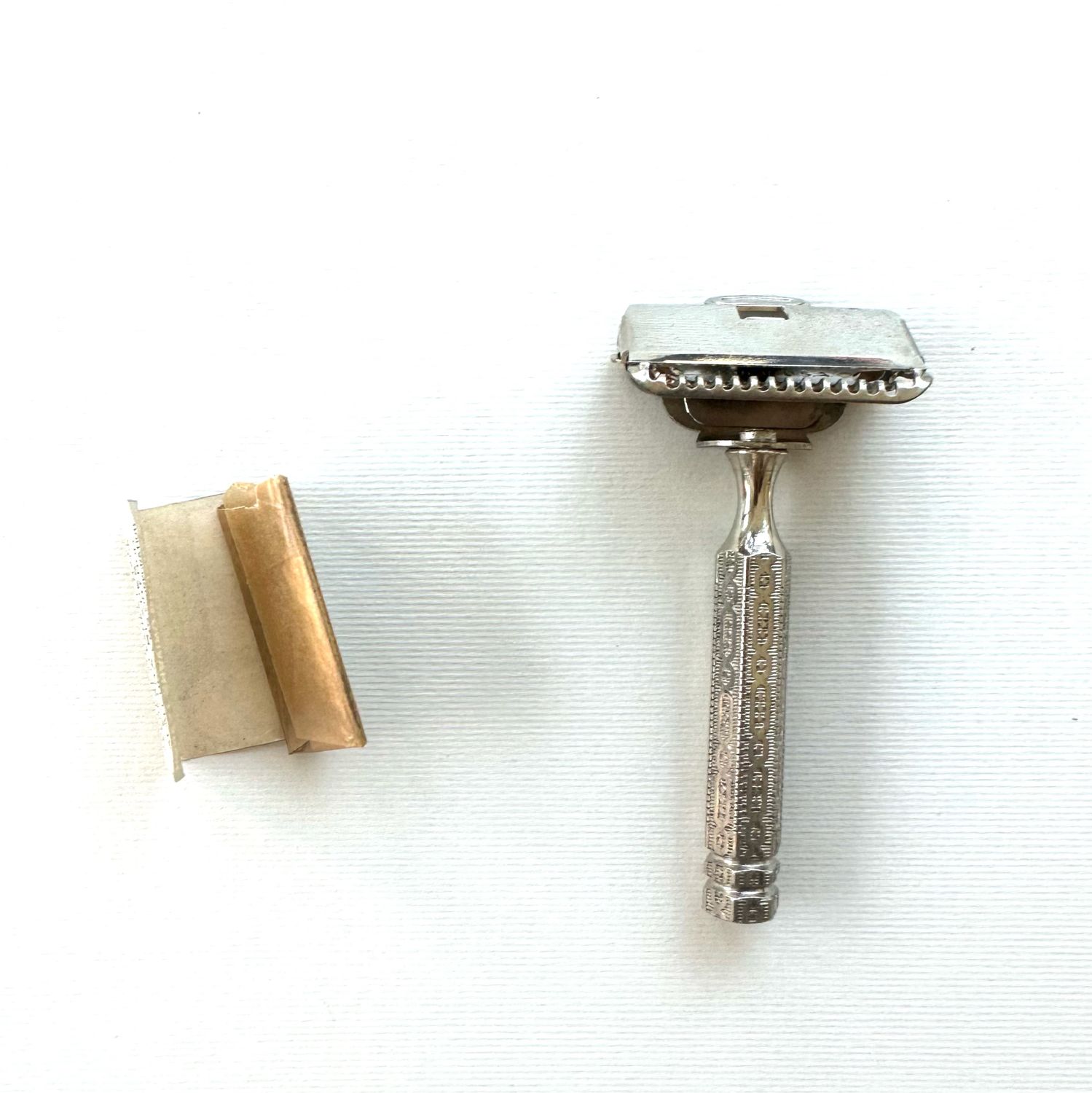 Gillette safety razor. Vintage razor. Vintage gillette safety razor "the new". опасная бритва джилет. электробритва в 1930 е.