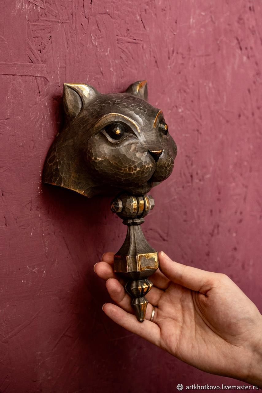 Кот ручка - стучалка на дверь , резьба по дереву –  онлайн на .