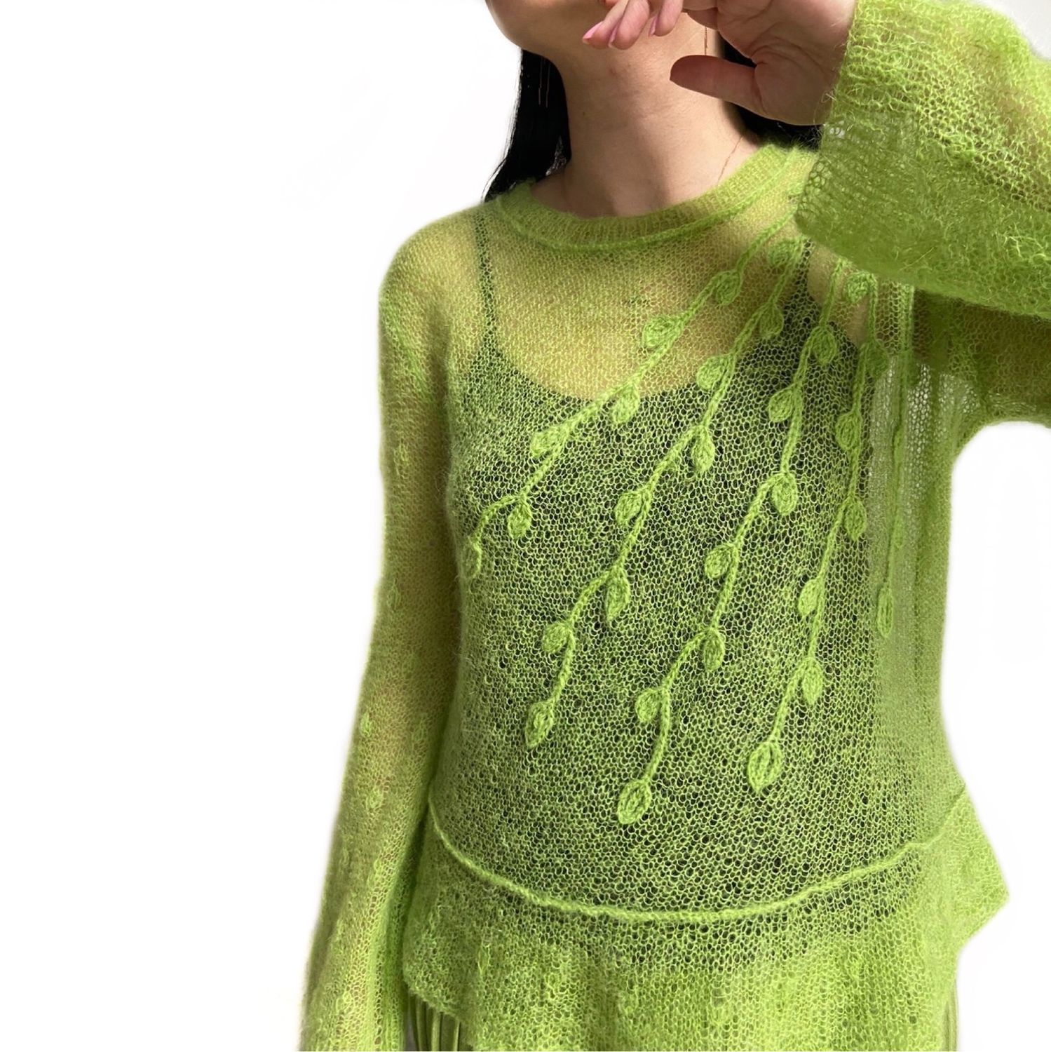Пуловер с узором из листьев спицами