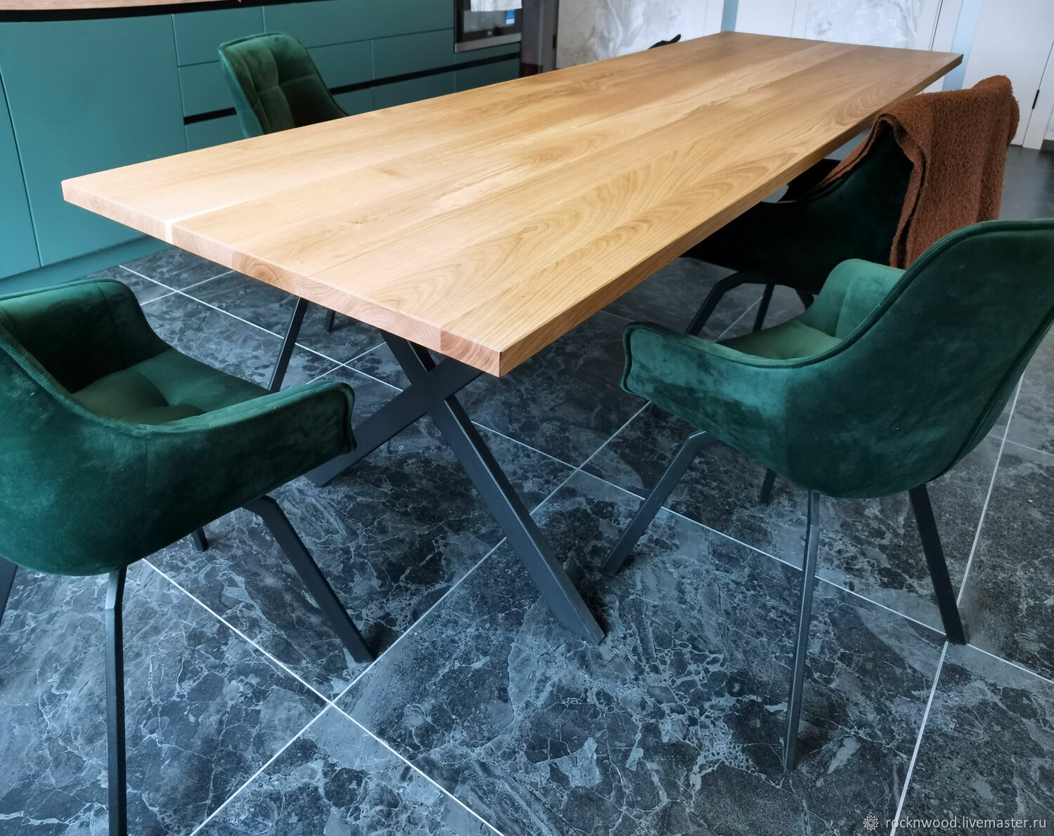 Кухонный стол на металлической основе