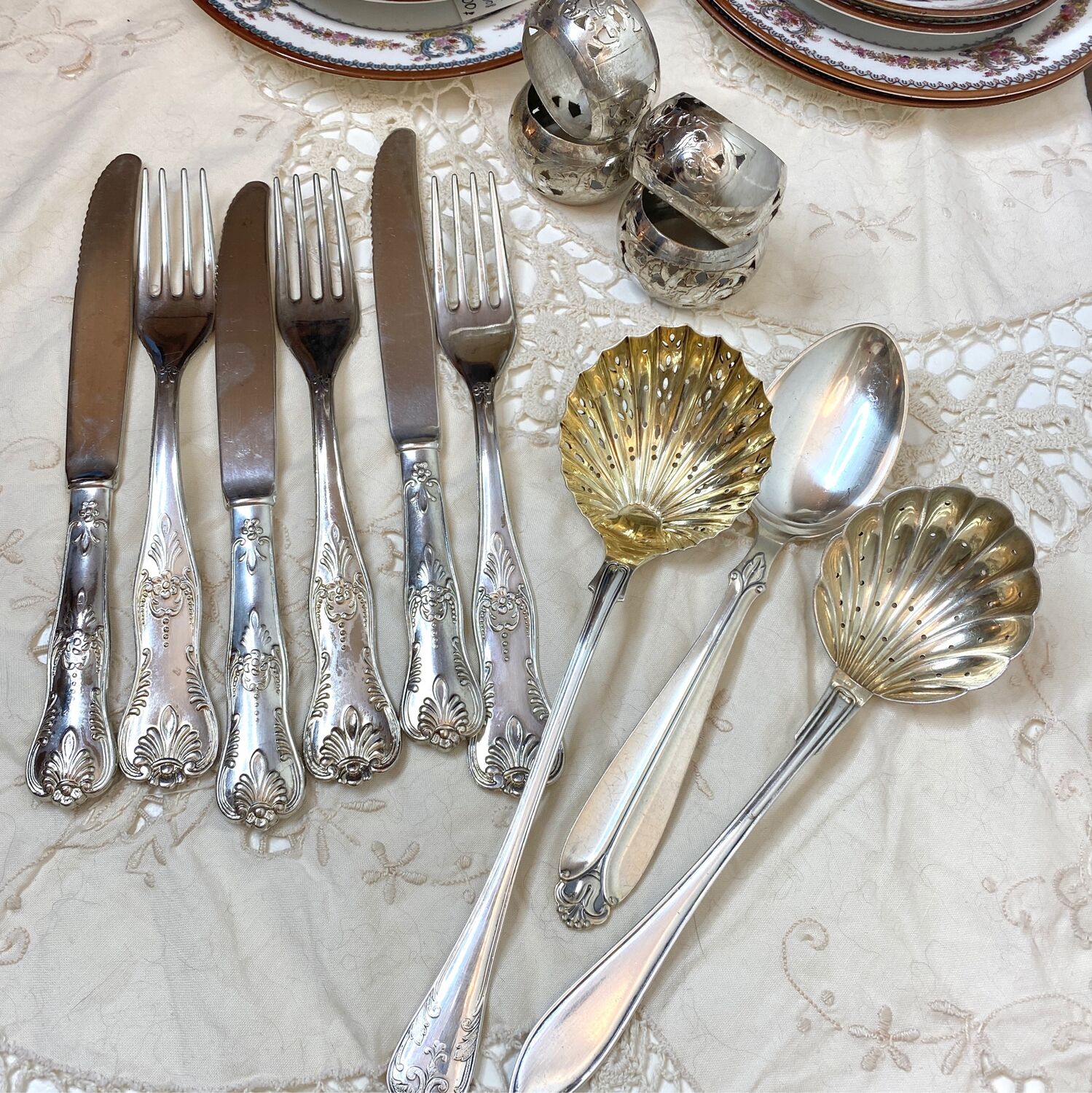 Столовые приборы винтаж. Антикварные приборы астория. Мельхиор посеребренный столовые приборы. Винтажные вилки. Антикварные приборы астория.