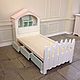 Детская кроватка в светлых молочных тонах для сладких снов ребенка. Выполнена из двух частей: Первая - сама кровать с изножьем. Вторая-шкаф-домик, служит изголовьем.