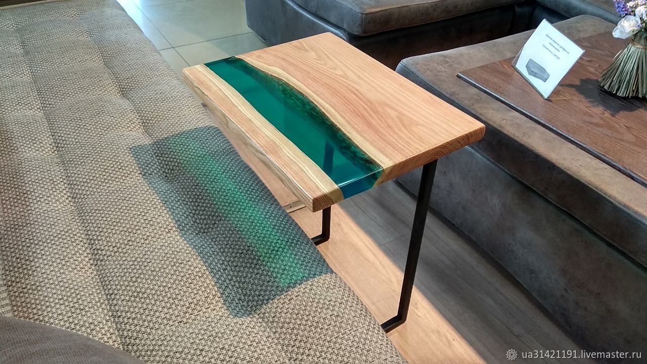 Узкий приставной столик к дивану