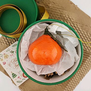 Сувениры и подарки ручной работы. Ярмарка Мастеров - ручная работа Керамическая ëлочная игрушка "Мандарин" в подарочной коробке. Handmade.