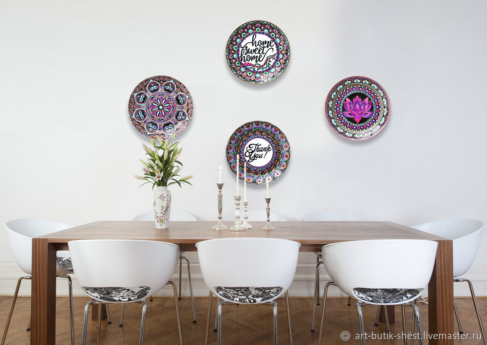 Тарелки на стене в интерьере кухни фото