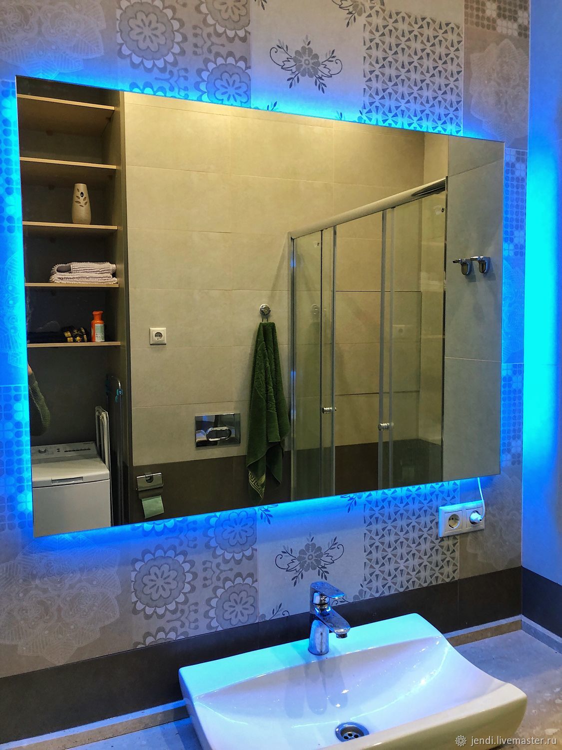 зеркало с подсветкой в интерьере ванной