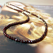 Beads made of natural tiger's eye stones and spinel