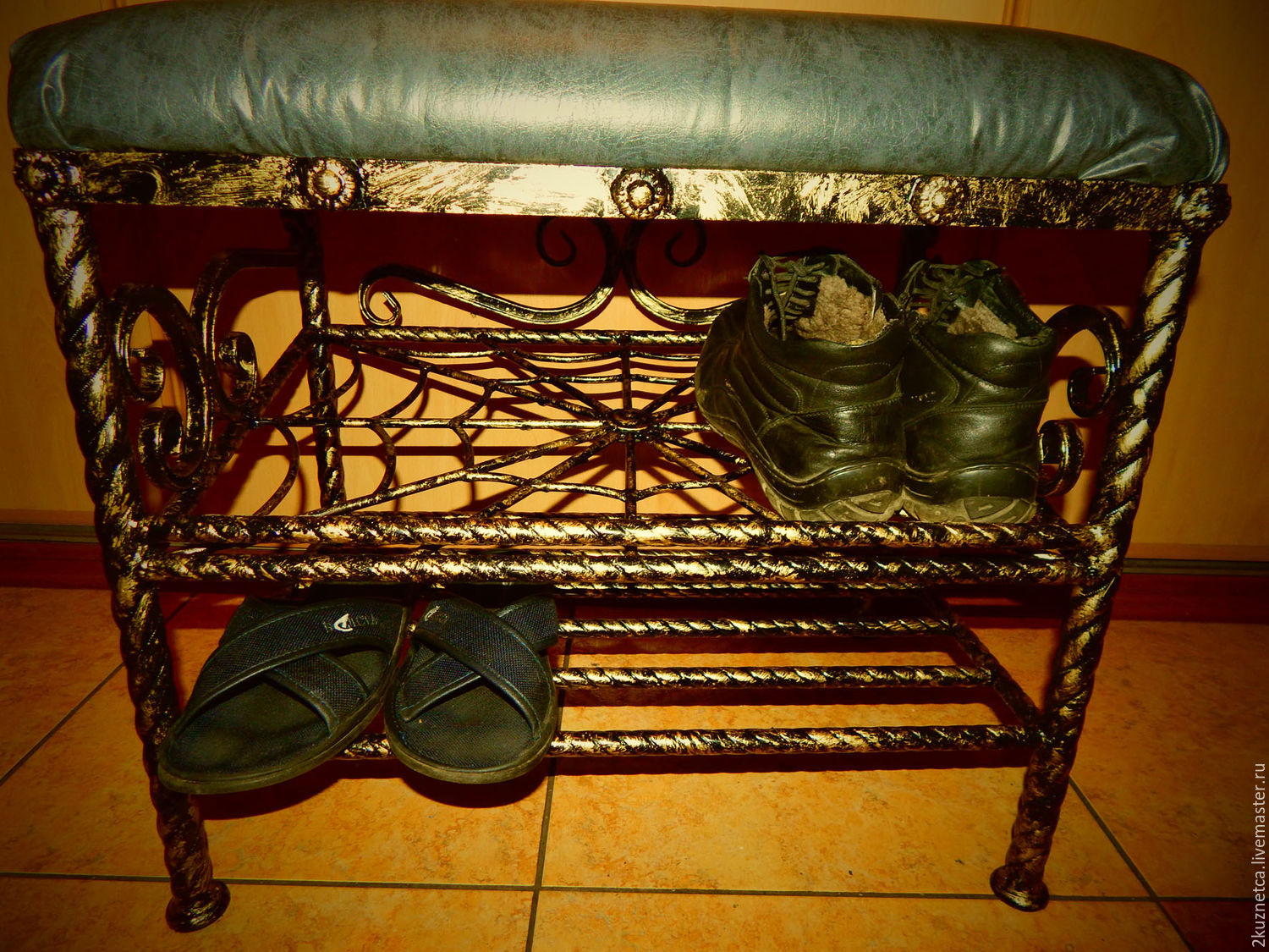 обувница кованная с сиденьем в прихожую