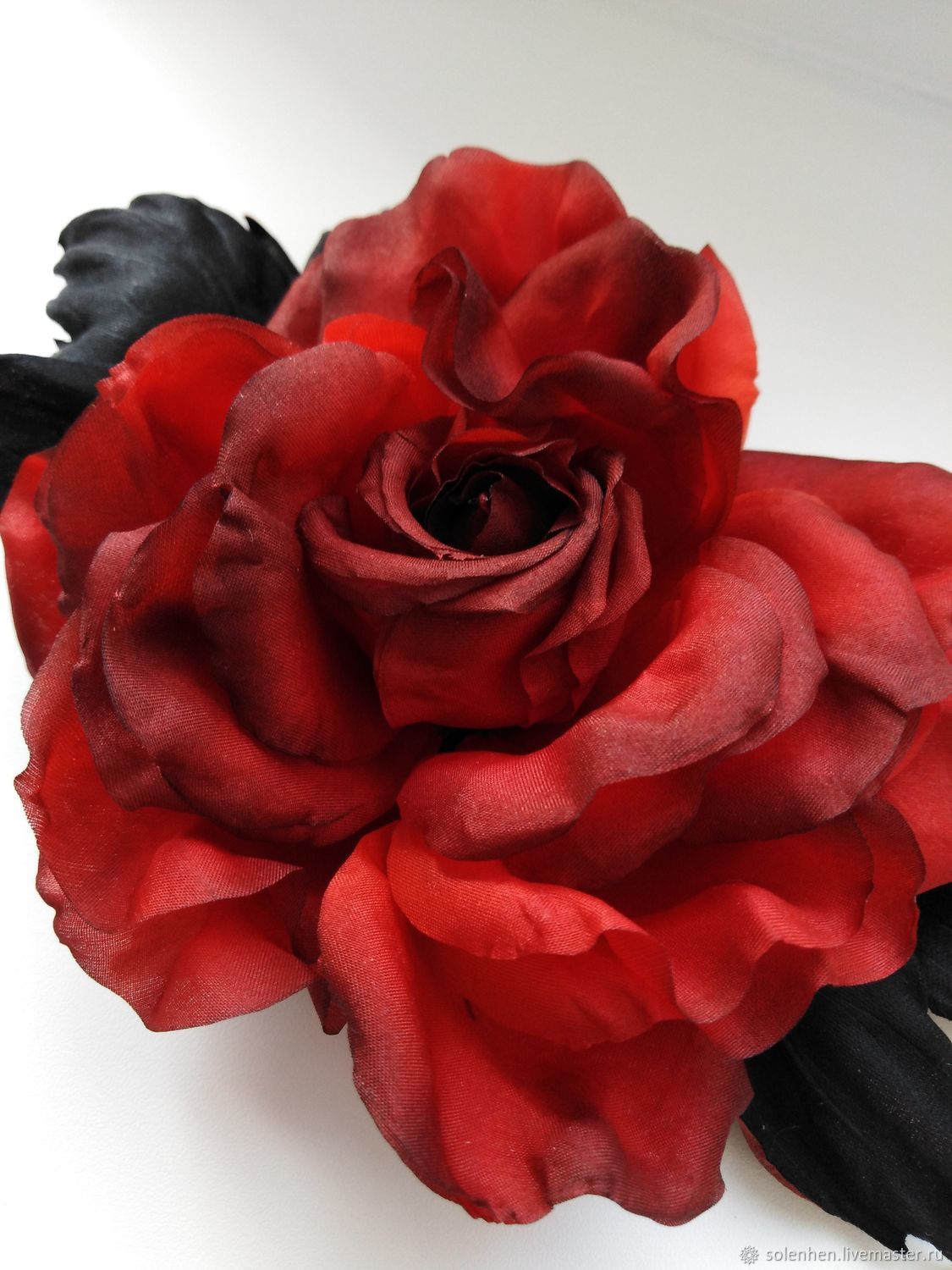 Купить материал розы. Брошь цветок из ткани. Брошь цветок из ткани на платье. Брошь красный цветок из ткани.