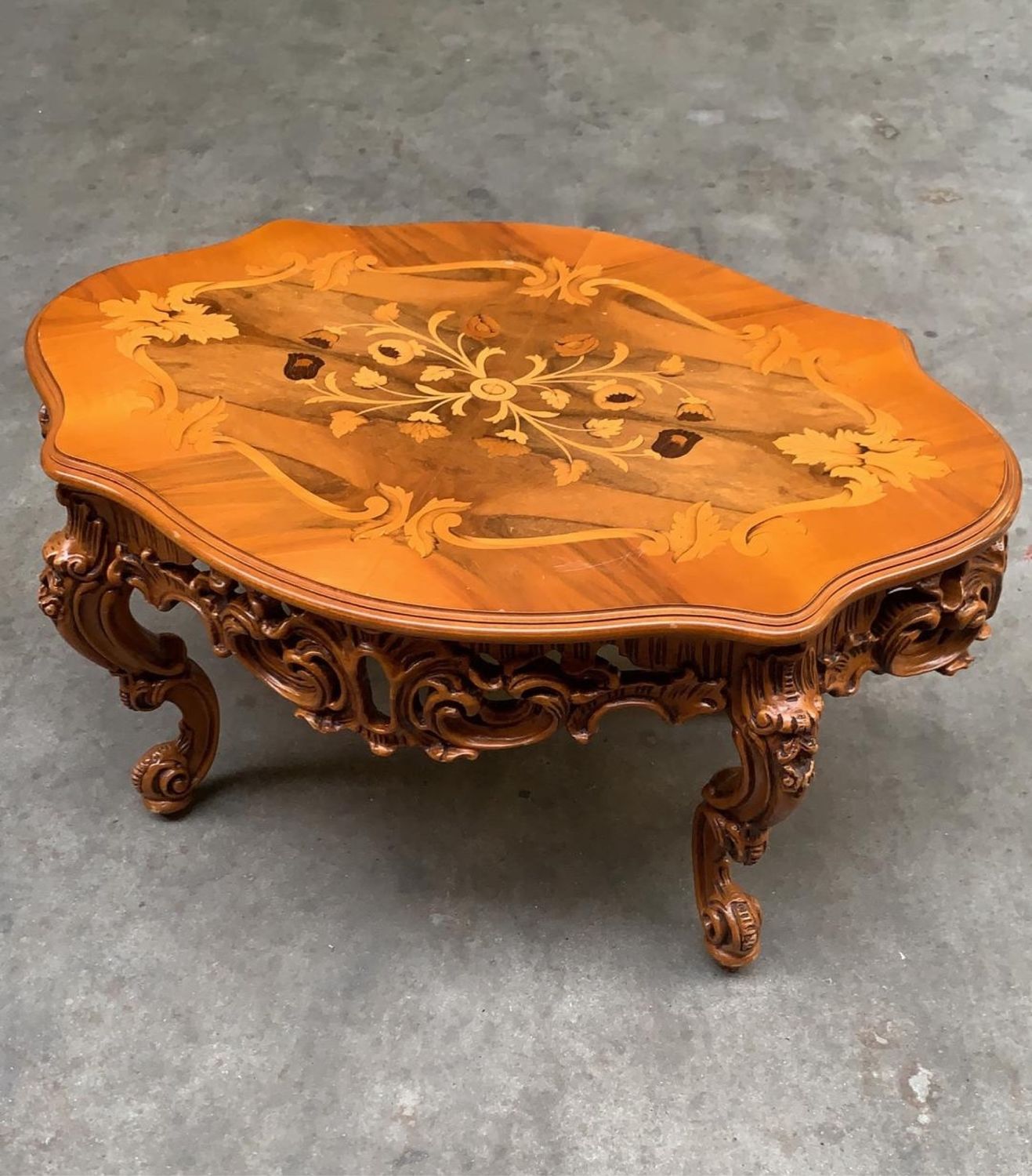 столик в стиле барокко
