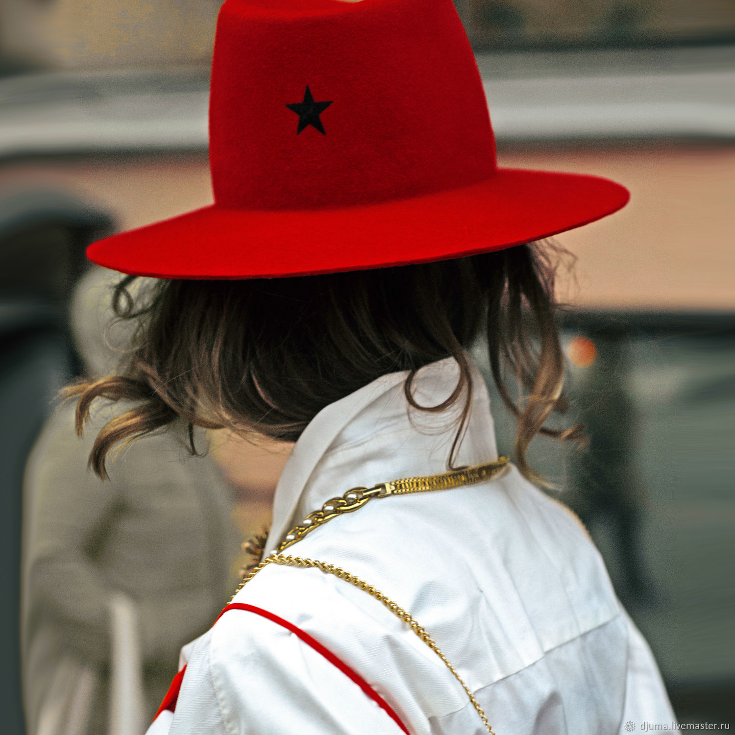 Шляпы звезд. Образ звёзд с красной шляпой. Головной убор звезда. Знаменитости в красной шляпе. Звезды в шляпах.