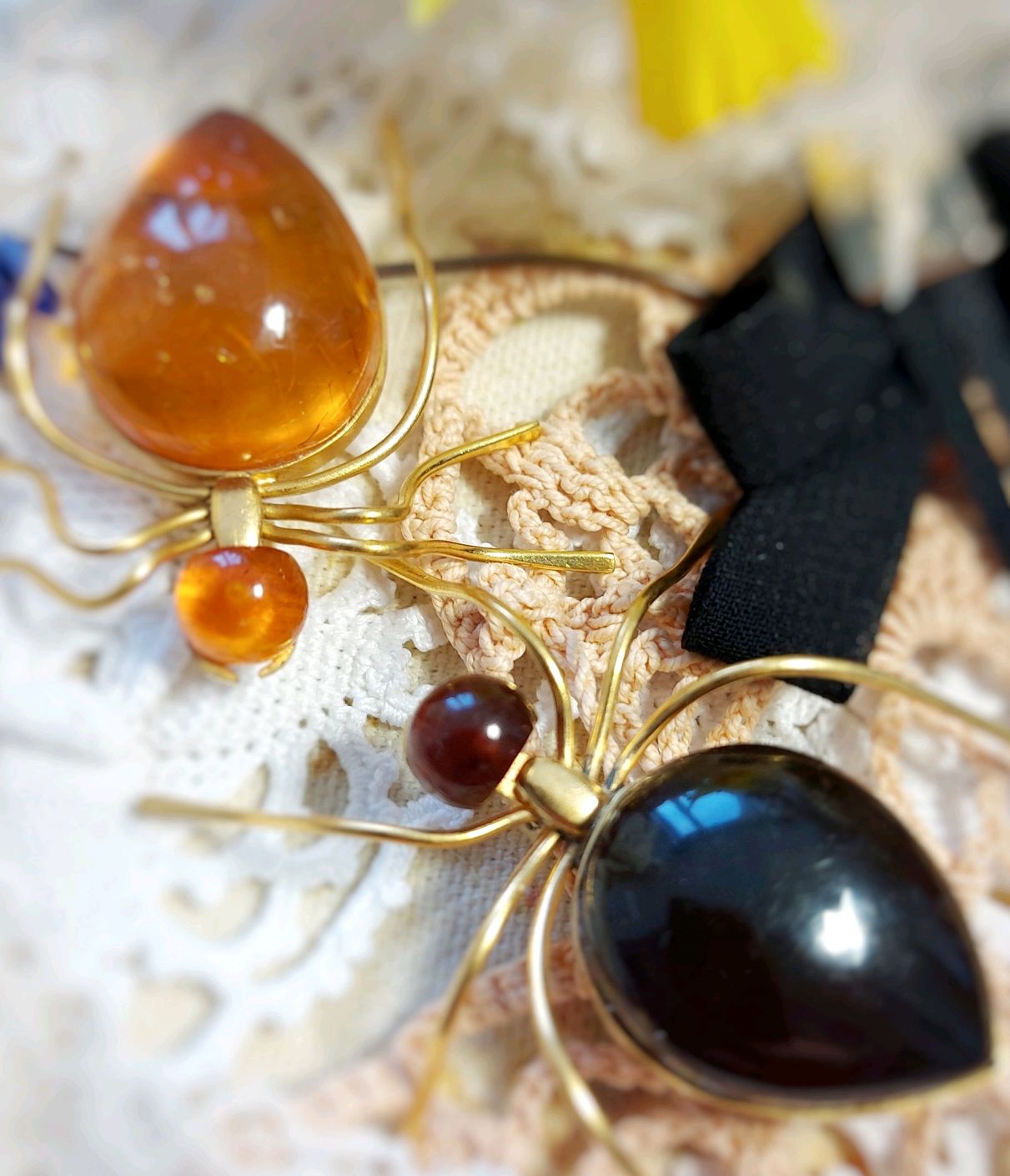 золотой жук брош с янтарём из калининграда. янтарь в серебре винтаж. винтаж брошь паук янтарный. брошка янтарь винтаж. брошь янтарь винтаж.