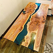 Круглый стол из дерева с эпоксидной смолой