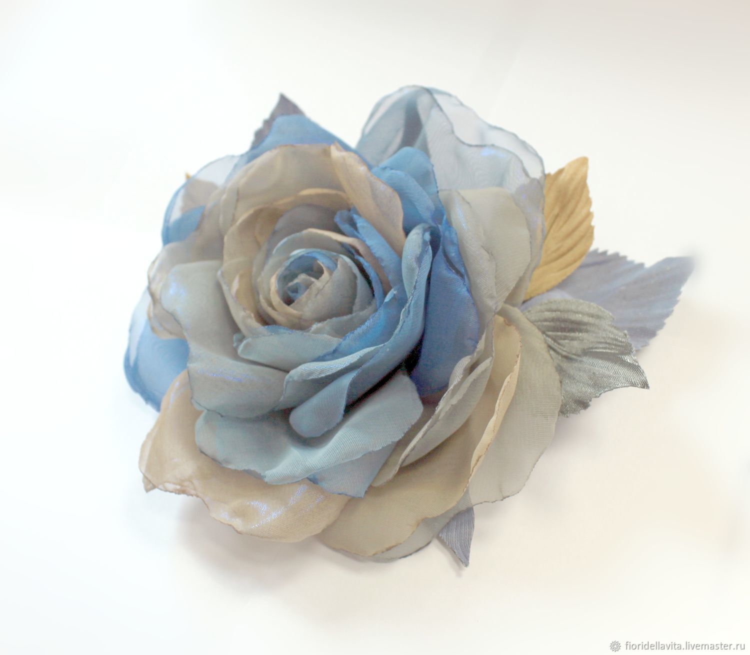 Брошь из шифоновых роз. Брошь из шифона. Объемные тканевые цветы. Брошь из органзы. Цветы из органзы.
