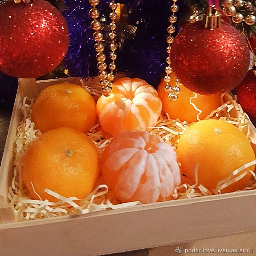 Праздничные мандарины. Мандарины новый год. Елочная игрушка мандарин. Мандарины на новогоднем столе. Новогоднее настроение мандарины.