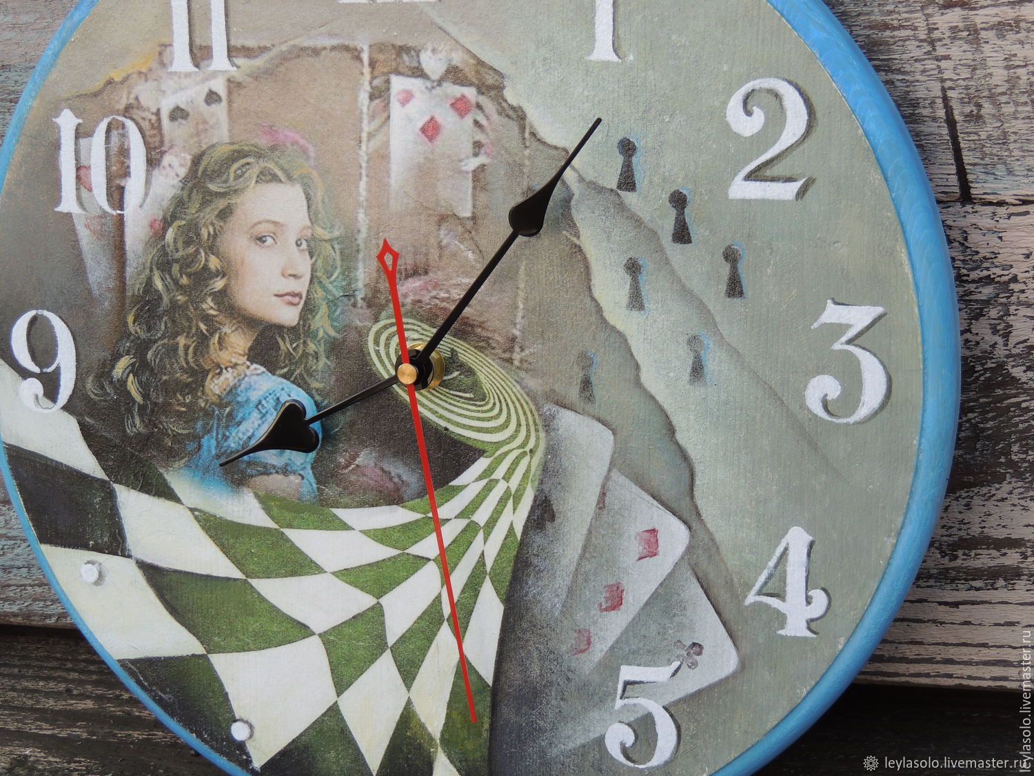 Алиса найди часы